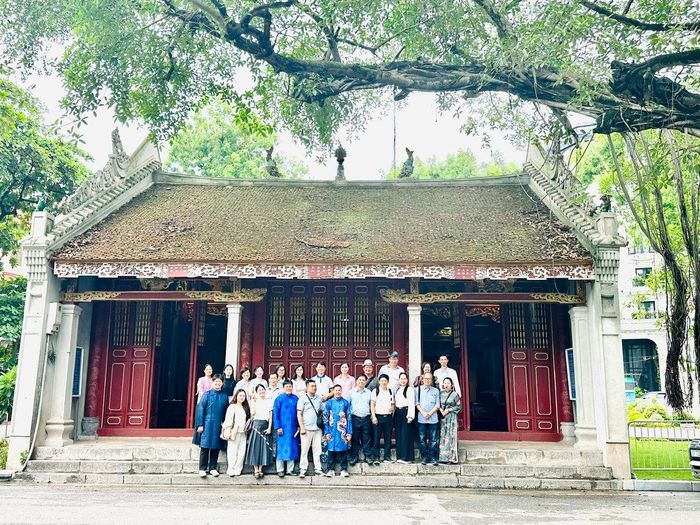 Tham quan và tìm hiểu văn hóa tại đền Bà Kiệu. Ảnh: Hoàng Quyên