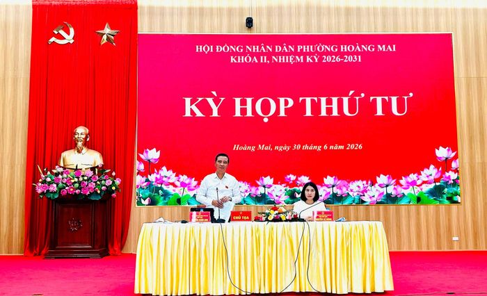 Bí thư Đảng ủy, Chủ tịch HĐND phường Hoàng Mai Nguyễn Xuân Linh chủ tọa kỳ họp. Ảnh: Trần Oanh