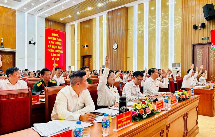 Đại biểu biểu quyết thông qua các nghị quyết quan trọng tại kỳ họp. Ảnh: Trần Oanh