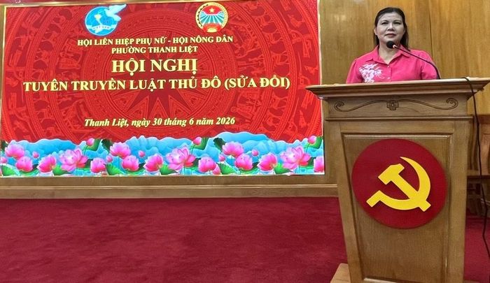 Chủ tịch Hội LHPN phường Thanh Liệt Bùi Thị Phương Hoa phát biểu tại hội nghị. Ảnh: Kim Xuyến
