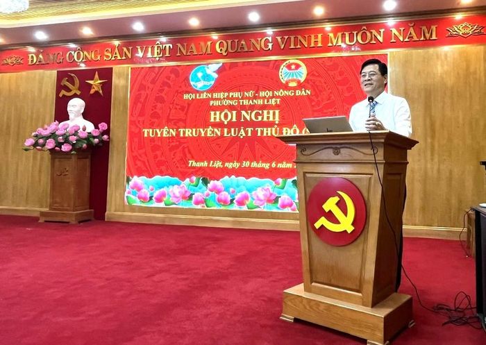 Luật sư Nguyễn Văn Hà trực tiếp phổ biến những nội dung cơ bản của Luật Thủ đô (sửa đổi), có hiệu lực từ ngày 1-7-2026. Ảnh: Kim Xuyến