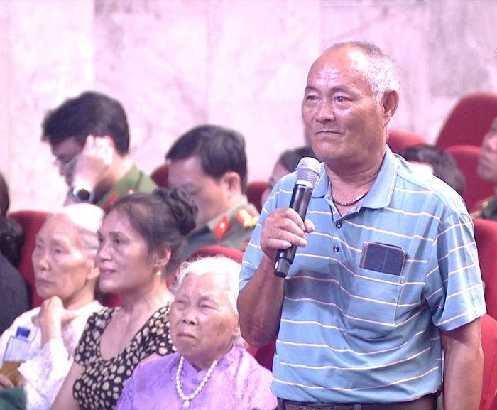 Ông Đoàn Văn Khơi, em trai liệt sĩ Đoàn Văn Khải (Ninh Bình) bày tỏ sự xúc động khi nhận được thông tin khớp nối thông tin hài cốt liệt sĩ của anh mình ngay tại chương trình. Ảnh: Mai Hoa