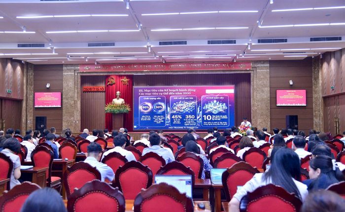 Quang cảnh hội nghị tại điểm cầu Thành ủy Hà Nội. Ảnh: Viết Thành