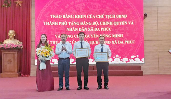 Đảng bộ, chính quyền xã Đa Phúc nhận bằng khen của UBND TP Hà Nội đã có thành tích xuất sắc trong một năm thực hiện mô hình mới. Ảnh: Hoài Nam