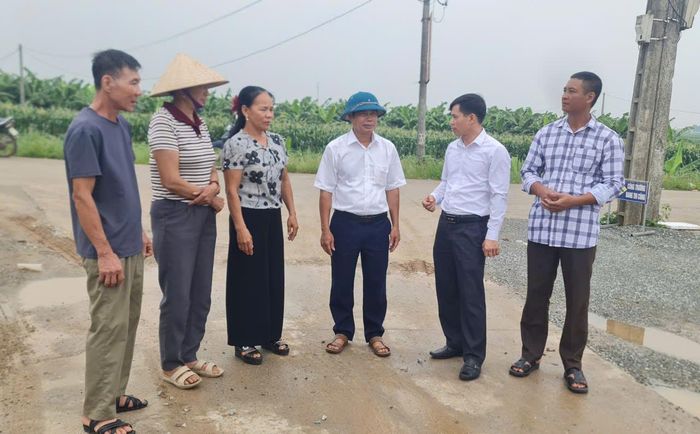 Người dân Minh Châu được vận động, tuyên truyền và tự nguyện hiến đất làm đường. Ảnh: Minh Khuê