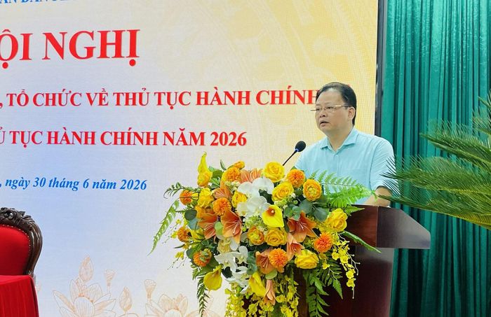 Đồng chí Vũ Văn Hoạt, Chủ tịch UBND phường Vĩnh Tuy phát biểu tại hội nghị. Ảnh: PV