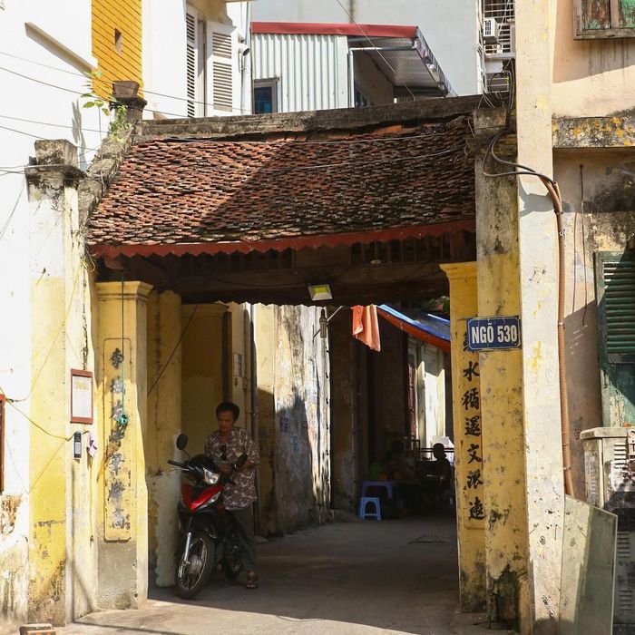 Một cổng dẫn vào làng An Thọ. Ảnh: Hương Giang
