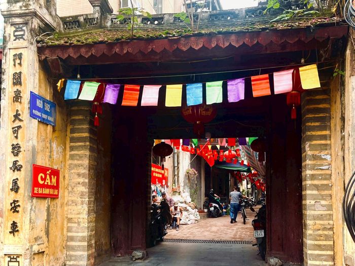 Cổng Làng Yên Thái, nằm trên đường Thụy Khuê, bình yên qua năm tháng. Ảnh: Hương Giang