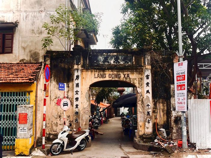 Tại Thụy Khuê vẫn còn lưu giữ được nhiều cổng làng cổ. Ảnh: Khánh Linh