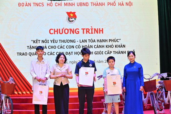Đoàn Thanh niên UBND thành phố Hà Nội trao quà đến thiếu nhi có hoàn cảnh khó khăn. Ảnh: VT