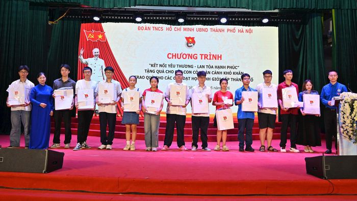 Các em học sinh có thành tích xuất sắc được biểu dương tại chương trình. Ảnh: VT
