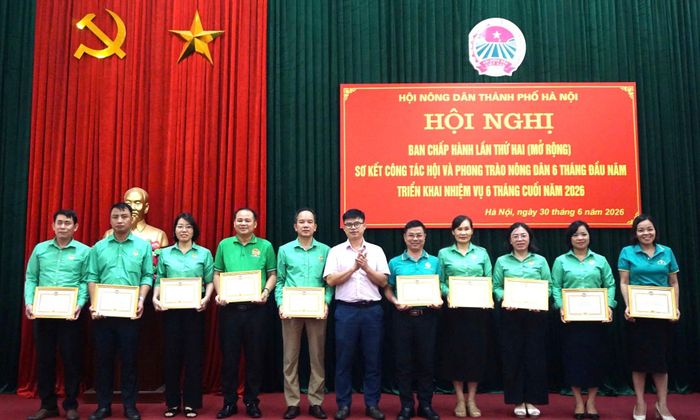 Ông Đặng Đức Hạnh, Phó Giám đốc Ngân hàng Chính sách xã hội thành phố Hà Nội trao thưởng cho các tập thể tiêu biểu. Ảnh: Bình Minh 