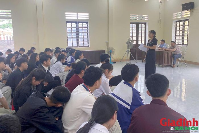 Học sinh tìm hiểu thông tin tuyển sinh tại Trung tâm GDNN - GDTX Vinh.