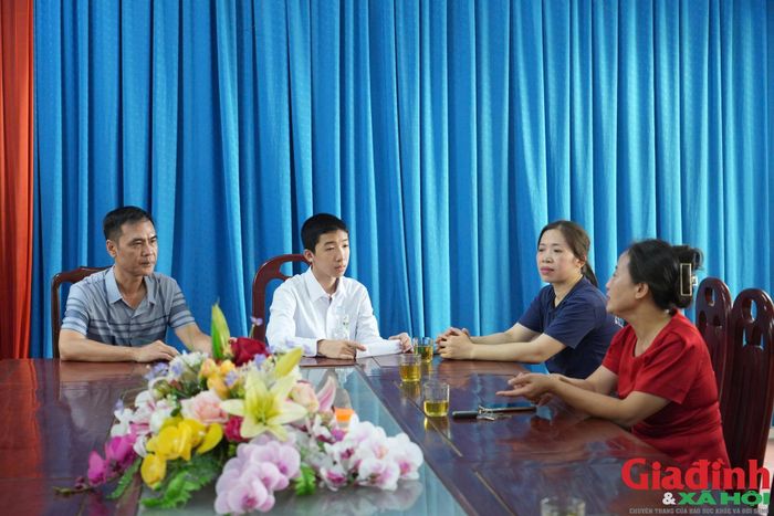 Cán bộ Trung tâm GDNN - GDTX Vinh tư vấn, hướng dẫn phụ huynh và học sinh làm thủ tục nhập học.