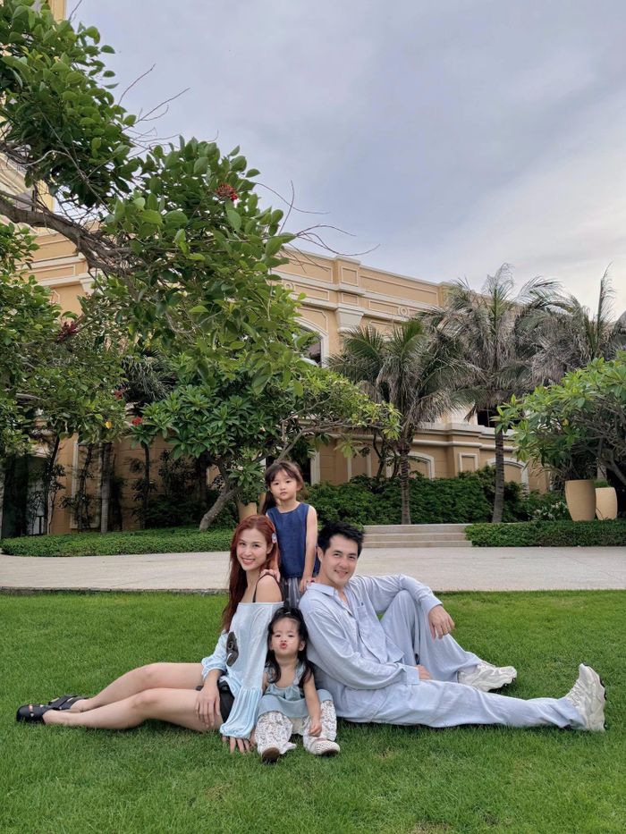 Ông Cao Thắng chia sẻ hình ảnh cùng bà xã Đông Nhi và hai con đi du lịch. Bạn bè, đồng nghiệp và người hâm mộ dành nhiều lời khen cho gia đình hạnh phúc.