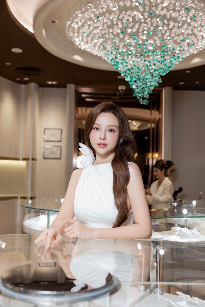 Huyền Baby chia sẻ những hình ảnh mới nhất của mình và nhận về "mưa" lời khen cho nhan sắc ngày càng tươi trẻ, phong cách thời trang quyến rũ.
