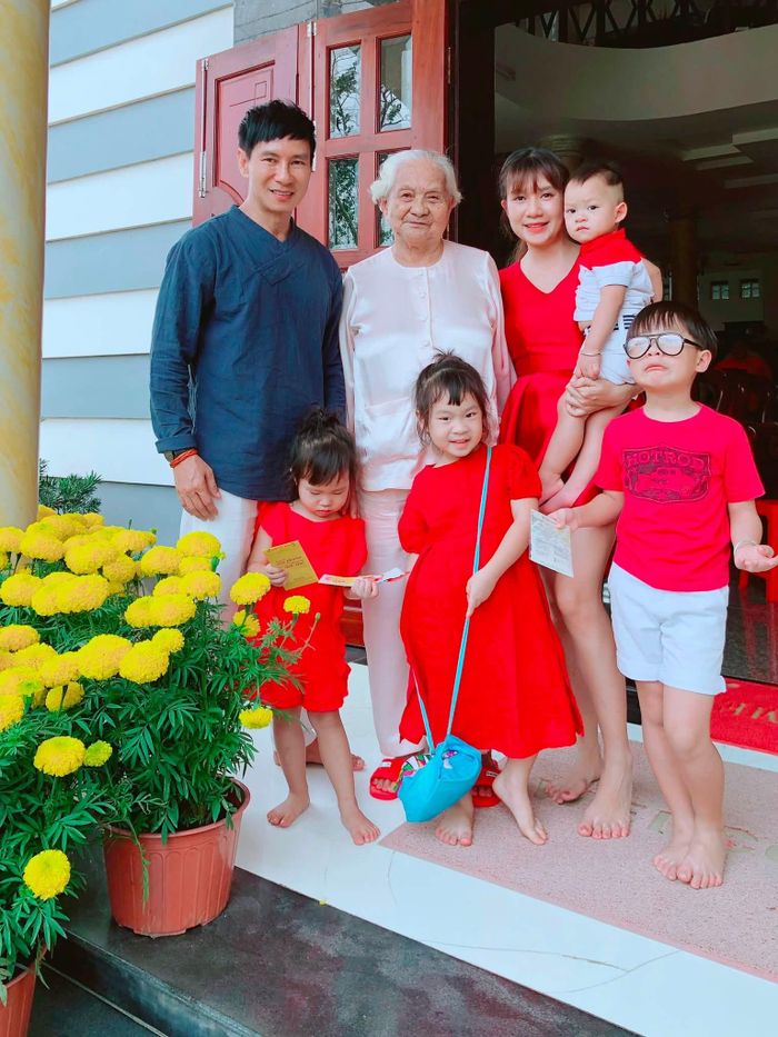 Theo Lý Hải, tang lễ của mẹ anh được cử hành trang nghiêm, hoàn tất trong một buổi sáng. Gia đình muốn tiễn đưa bà trong không khí ấm cúng, riêng tư.