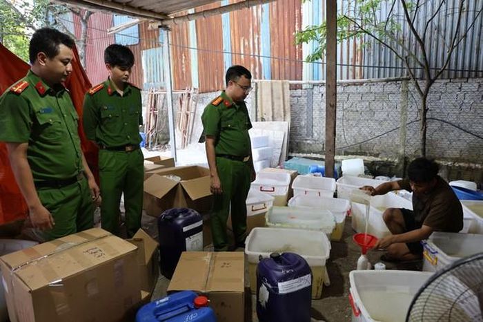 Xưởng sản xuất sữa tắm giả, dầu gội giả tại phường Thành Nam, tỉnh Ninh Bình - (ảnh CANB).