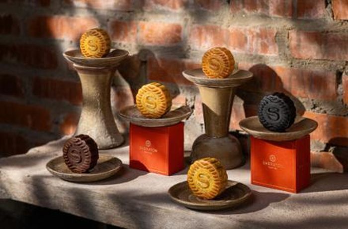 Nếu trước đây, bánh Trung thu chủ yếu được mua để thưởng thức trong gia đình thì hiện nay, đây còn là món quà được lựa chọn để tri ân đối tác, khách hàng, bạn bè và người thân trong dịp Tết đoàn viên.