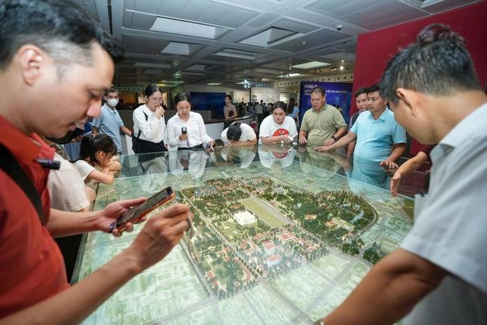 Người dân tham quan, đồng thời ghi lại những hình ảnh tại triển lãm.