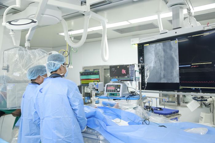 Trái tim liên tục phát tín hiệu cầu cứu khẩn cấp, buộc các bác sĩ phải đưa ra quyết định can thiệp triệt đốt bằng năng lượng sóng có tần số radio (RF) sử dụng công nghệ lập bản đồ 3D.