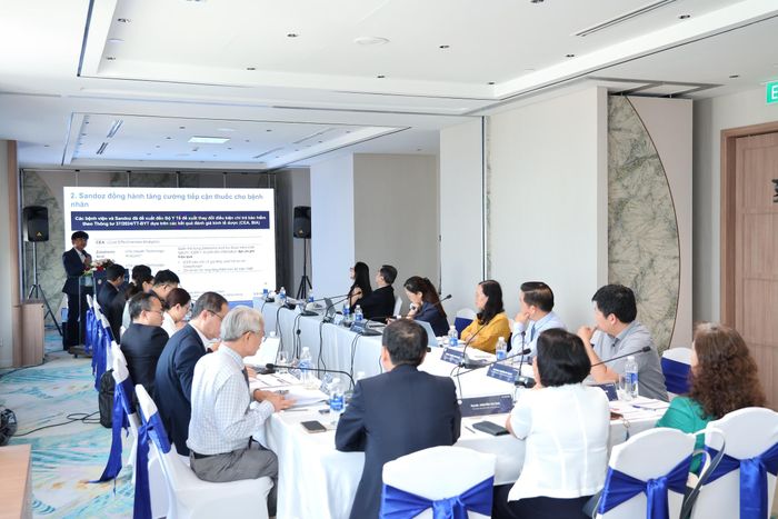 Các chuyên gia và đại biểu tham dự tọa đàm.