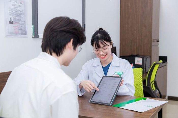 Bệnh viện Đa khoa Quốc tế Thu Cúc triển khai ký số linh hoạt qua VNeID và căn cước công dân gắn chip, giúp người bệnh xác nhận hồ sơ nhanh chóng tại quầy.