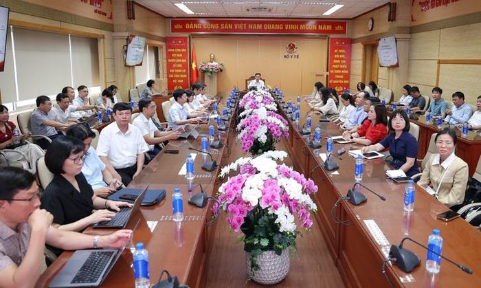 Chủ trì tại điểm cầu Bộ Y tế là GS.TS Phạm Minh Khuê - Phó Bí thư chuyên trách Đảng ủy Bộ Y tế. Ảnh: Trần Minh