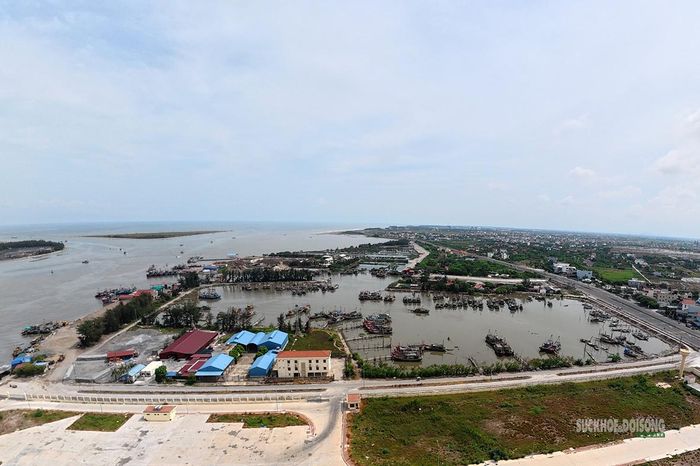 Tàu thuyền neo đậu tại khu vực cảng.