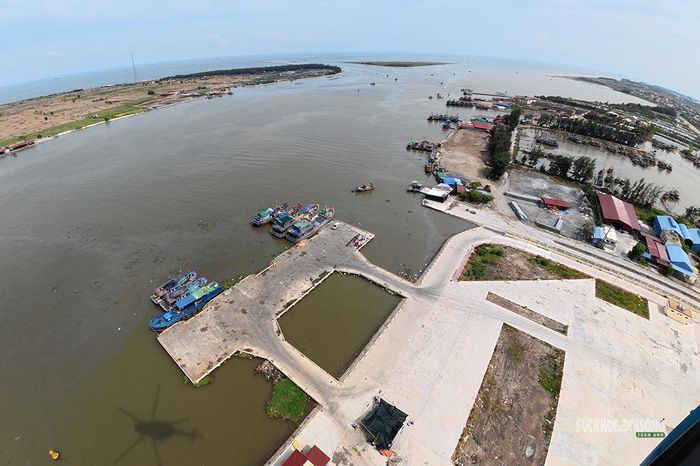 Đầm nuôi thủy sản trải dài ven biển.