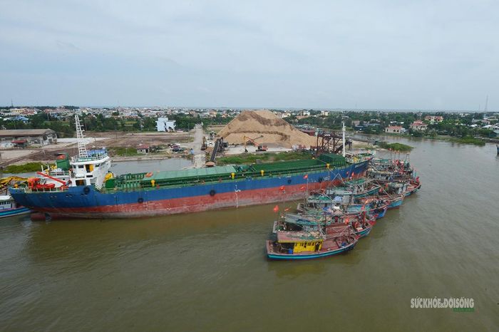 Cảng cá và khu neo đậu tàu thuyền.