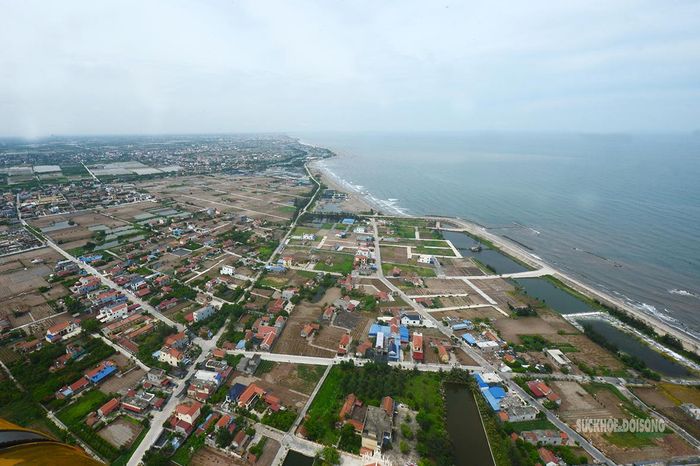 Trục đường ven biển qua khu dân cư.