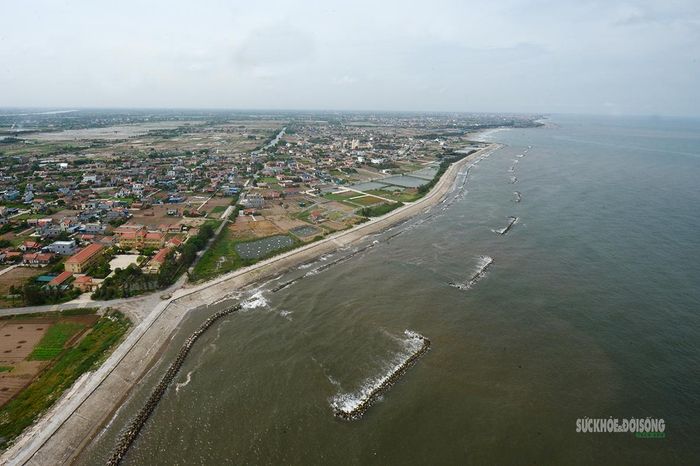 Kè chắn sóng ven biển Ninh Cơ.