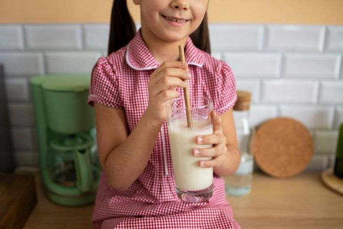 Sữa là nguồn cung cấp nhiều vitamin, khoáng chất tốt cho sự phát triển chiều cao ở trẻ.