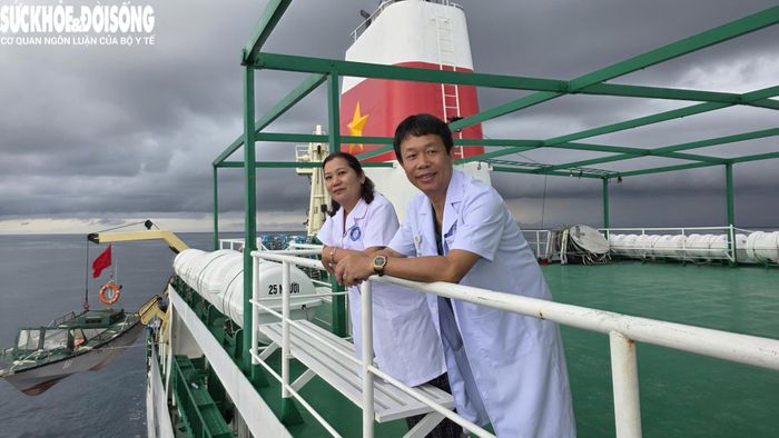 Vợ chồng bác sĩ Đặng Hùng Minh, Lương Quỳnh Hoa trong hành trình làm nhiệm vụ tại Trường Sa.