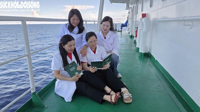 Những cuốn sách của Báo Sức khỏe và Đời sống đã được trao tới các chiến sĩ nơi đảo xa và y bác sĩ trên chuyến tàu 561.