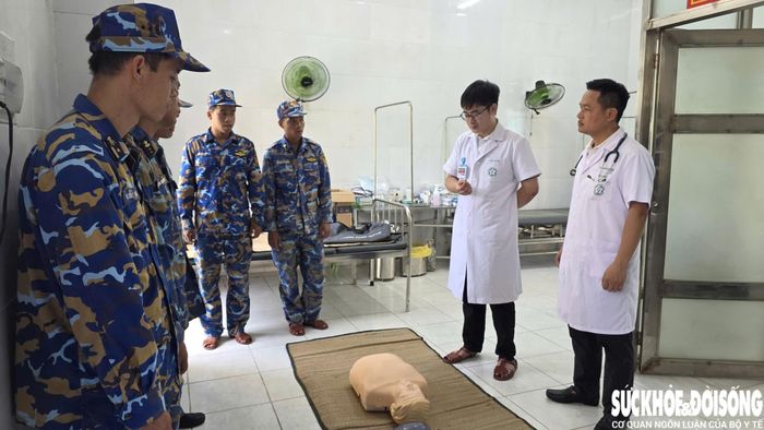 Các bác sĩ Bệnh viện Bạch Mai tập huấn nghiệp vụ cấp cứu cho các chiến sĩ Bệnh xá đảo Song Tử Tây.