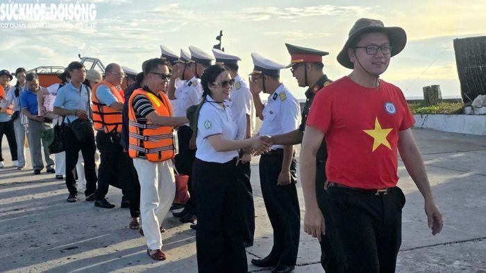 Những cái bắt tay ấm áp giữa trùng khơi lộng gió.