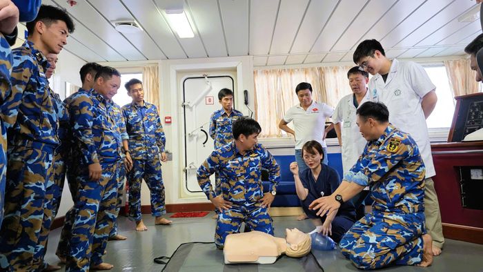 Bệnh viện Bạch Mai tập huấn kỹ năng cấp cứu ngừng tuần hoàn cho đội ngũ thuyền viên tàu 561.