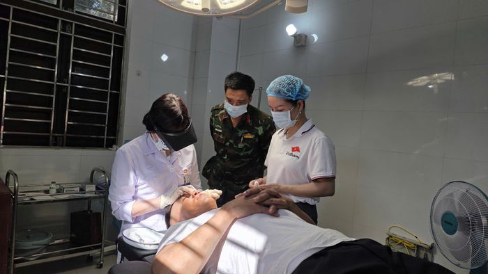 Ca gắp dị vật giác mạc của kíp khoa Mắt, BV Bạch Mai tại đảo Sơn Ca. Ảnh: Minh Lý