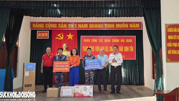 Đoàn công tác Bộ Y tế trao tặng thiết bị cho quân và dân quần đảo Trường Sa.