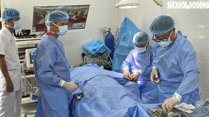 Ca can thiệp cho chiến sĩ bị chấn thương ở tay phải được bác sĩ Hưng Đạo và Diêm Sơn cùng kíp Bệnh viện 108 phối hợp thực hiện ngay tại đảo Song Tử Tây. Ảnh: Minh Lý