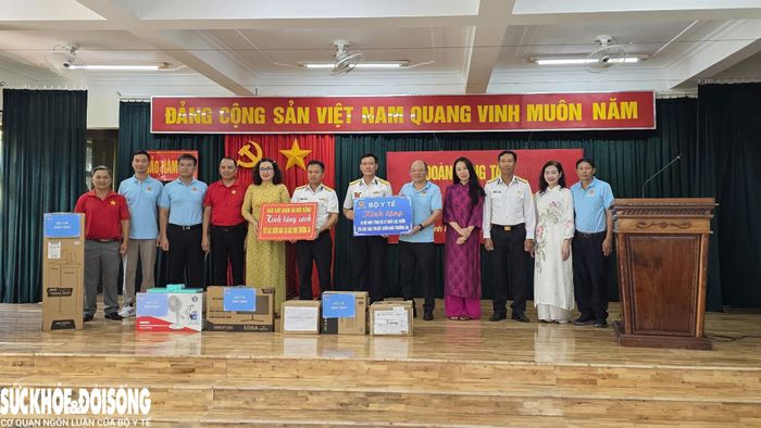 Đoàn công tác Bộ Y tế trao tặng sách, thiết bị giúp đỡ các đảo trong hành trình khám sức khỏe cho quân và dân quần đảo Trường Sa.