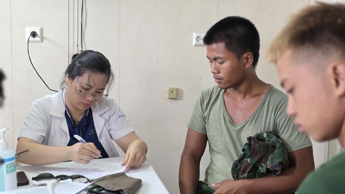 Bác sĩ Hoàng Quỳnh Huê chưa thoát khỏi say sóng, khi thấy chiến sĩ vào khám, bỗng chốc tỉnh ngay.