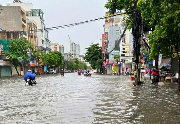 Nhiều tuyến đường nội đô ngập sâu, gây khó khăn cho người đi lại. Ảnh: H.Khôi