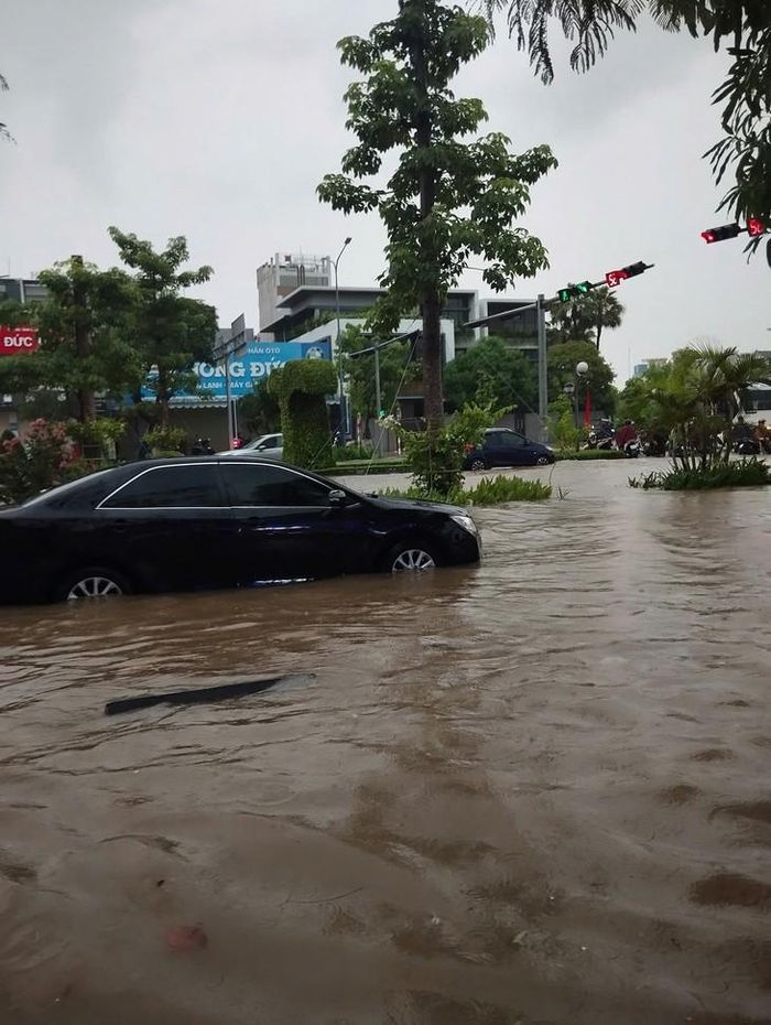 Phương tiện đỗ bên đường đành nằm im, tạm thời không di chuyển. Ảnh: L.H