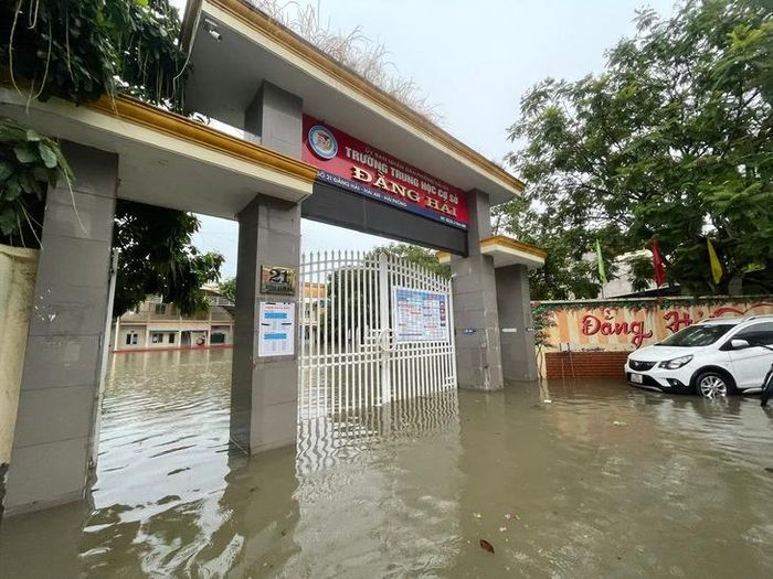 Có trường học, sau trận mưa đã mênh mông nước.