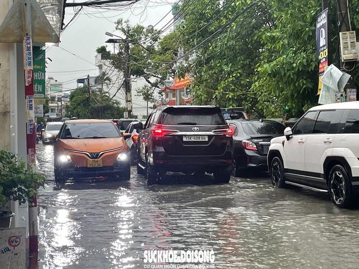 Giao thông khu vực Hải An ùn tắc cục bộ khi đường ngập sâu. Ảnh: Thùy Dung