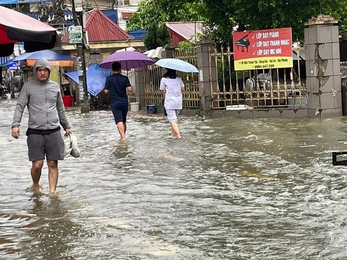 Khu vực chợ Lũng ngập nặng. Ảnh: Thùy Dung