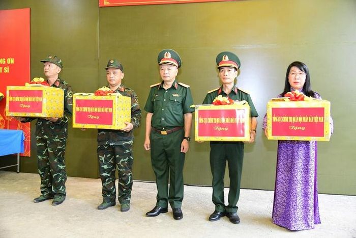 Thượng tướng Lê Quang Minh trao quà của Tổng cục Chính trị tặng các lực lượng thực hiện nhiệm vụ tại Công viên Lê Thị Riêng.